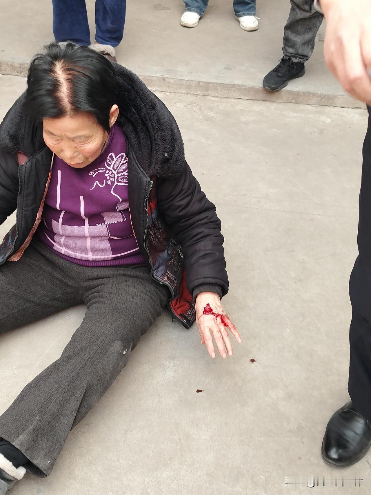 邻居来家里讹人怎么办
隔壁的一个邻居和我们家是多年不和，因为门口流水的问题，之前