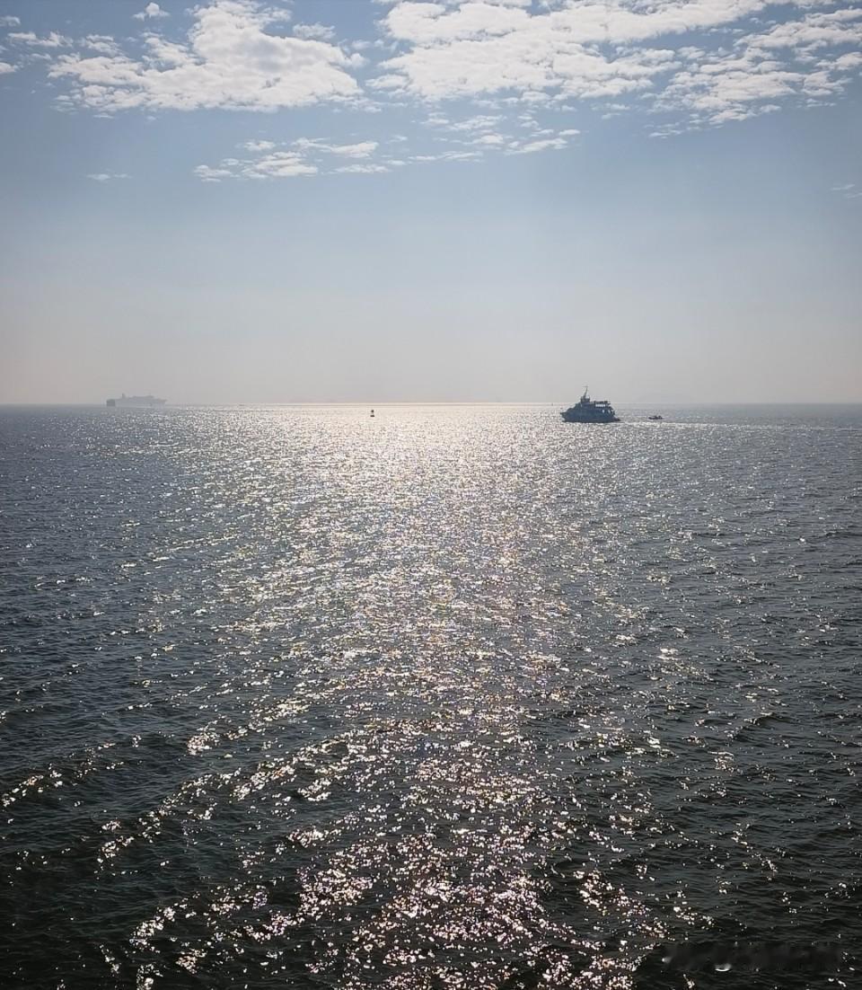 远去的船和正在窃窃私语的人们。