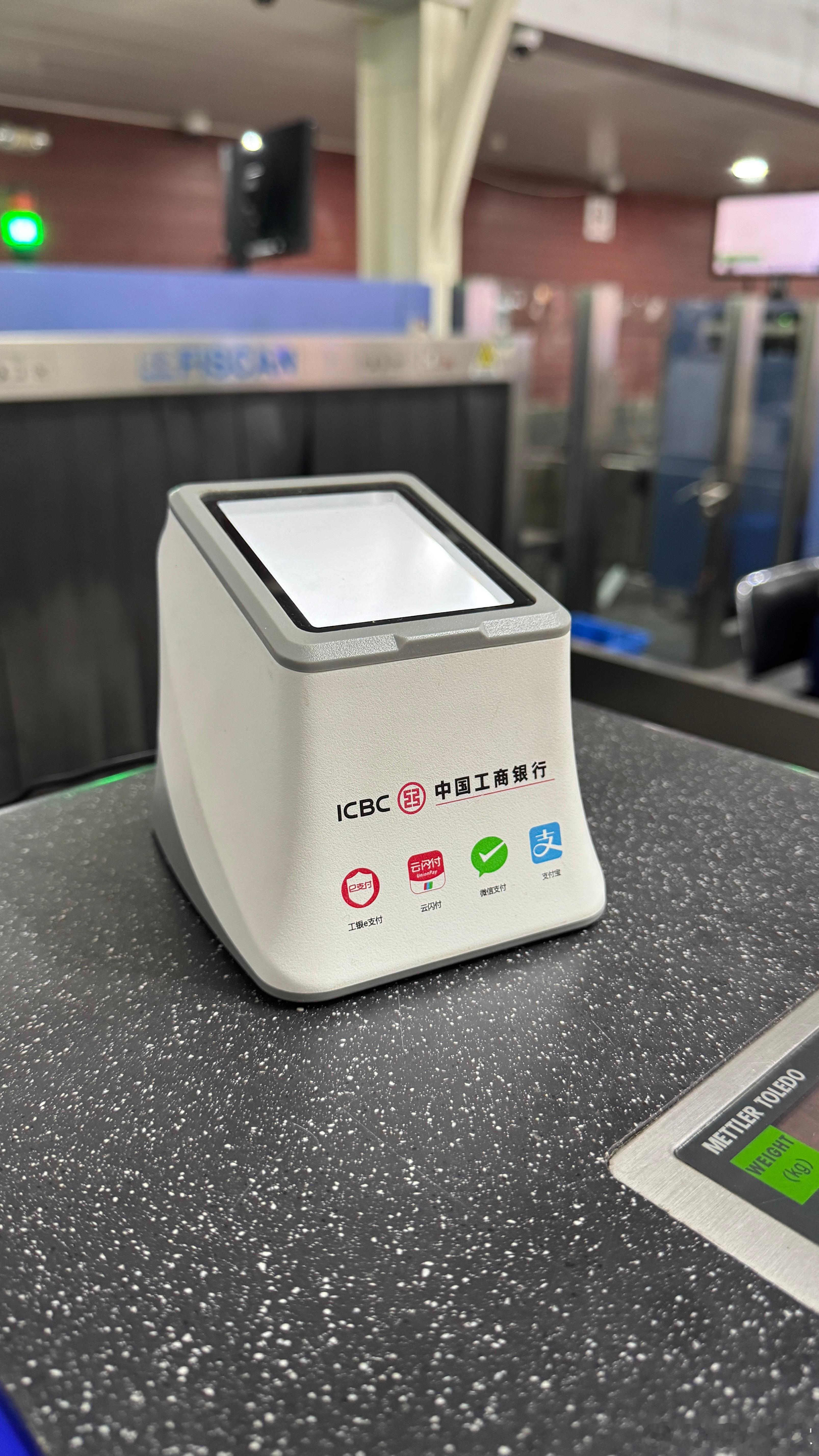 九块钱航空果然霸气[偷笑]别的航空公司值机柜台，来人第一件事是准备空白登机牌、放