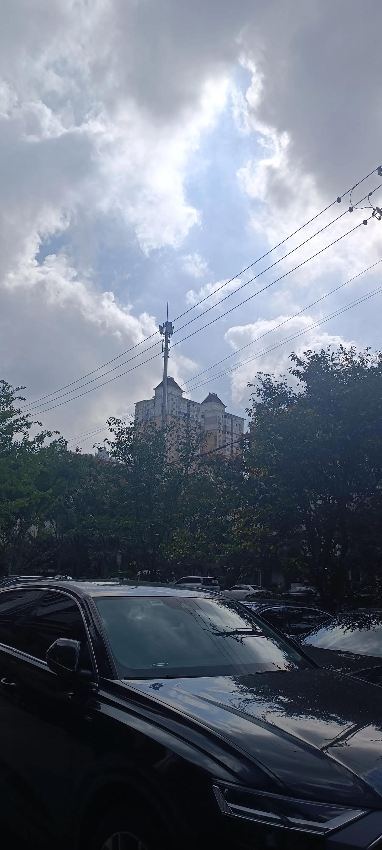 中国力量杠杠的强！^去年的9月1号，我住宅小区旁杂草丛生，来了很多建筑工人和很多