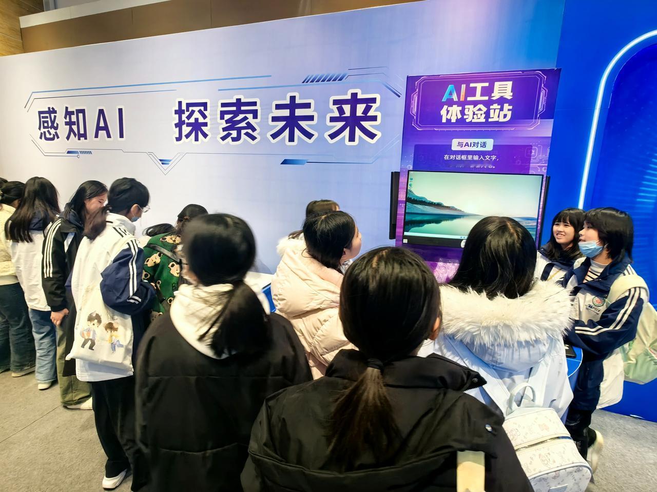 冬日周末，踏入广西科技馆，光影流转间，一场与科学的邂逅悄然开启。大厅里，“神奇数