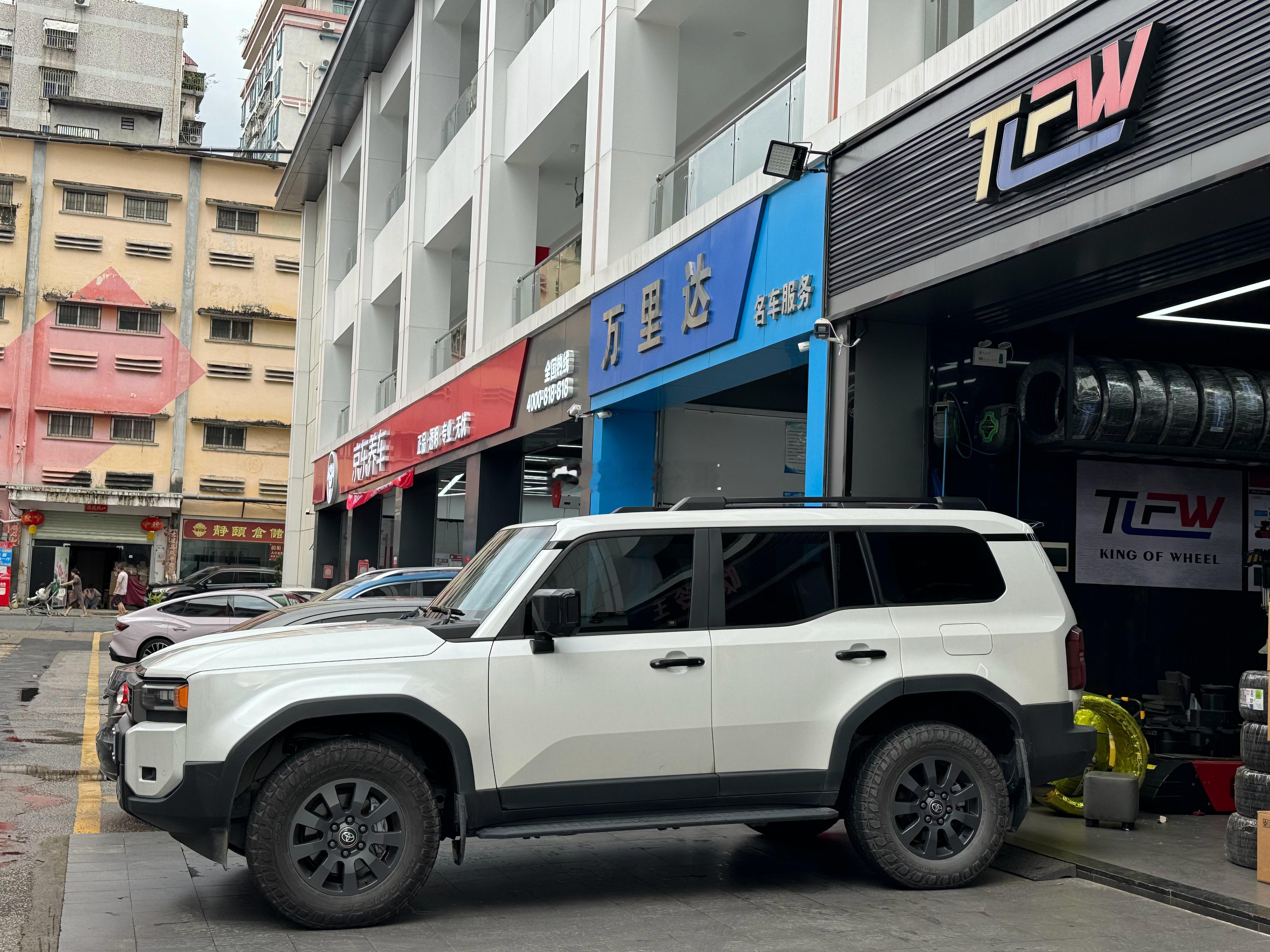 广州LC250老哥，来店预定一套 全新日本RAYS 18寸  提前送自己明年的?