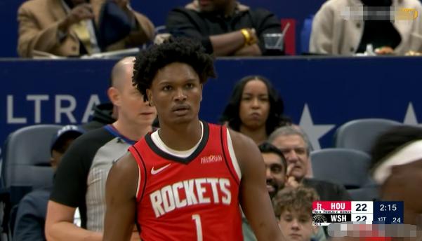 火箭球星阿门-汤普森真是不可救药了！在今天火箭客场挑战奇才的比赛中，目前双方的首