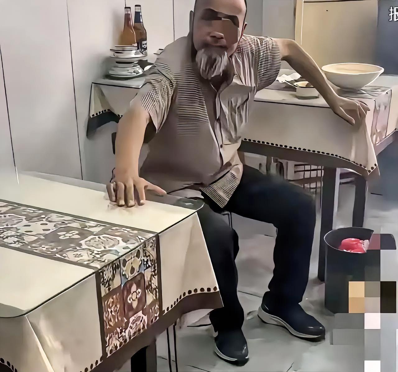 七旬老人进店点菜要白酒，吃完两手一摊：没钱！老板当场崩溃：你是在逗我？

你有没