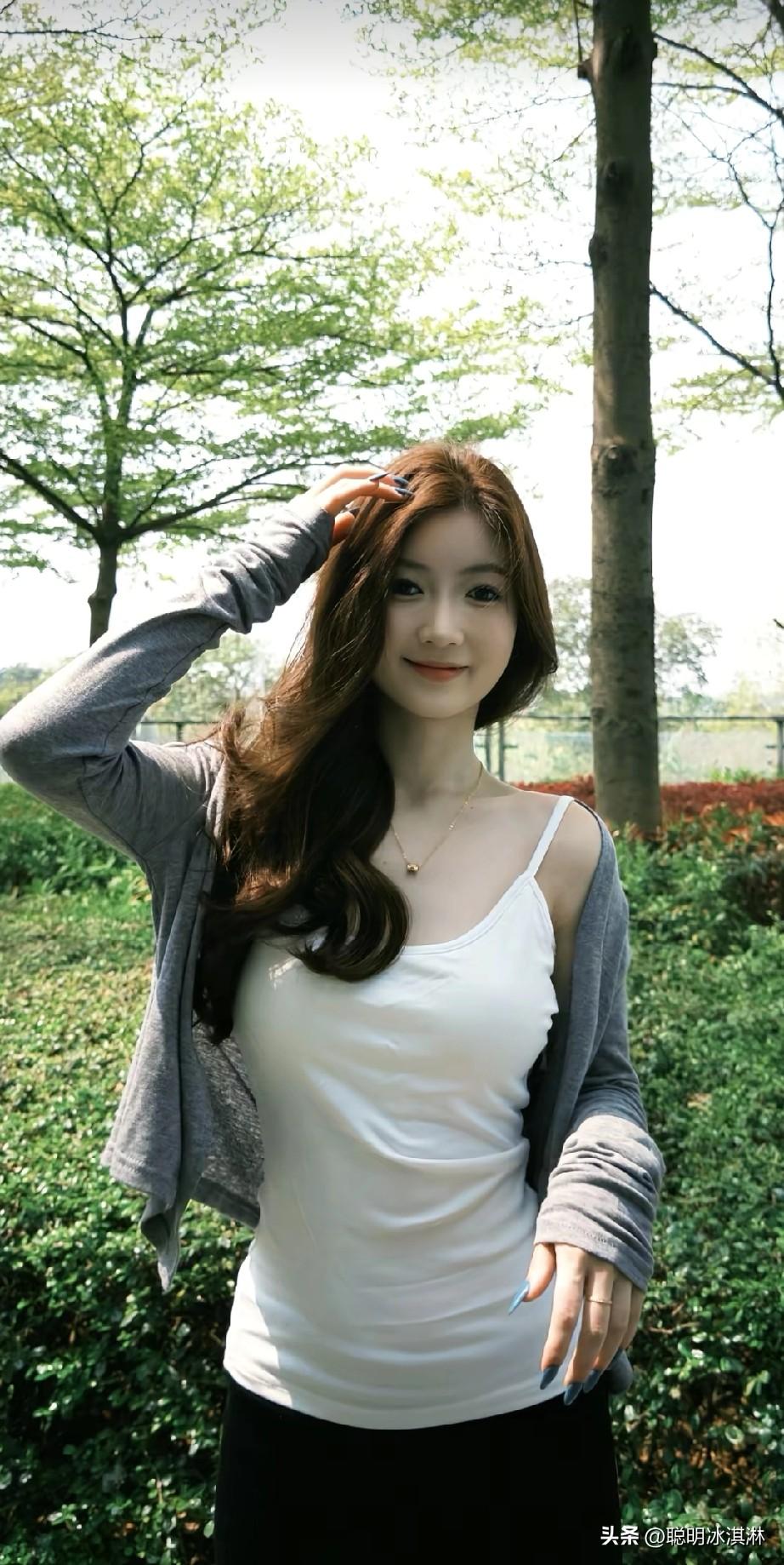 阳光明媚的午后，漫步在绿意盎然的公园，感受自然的美好。