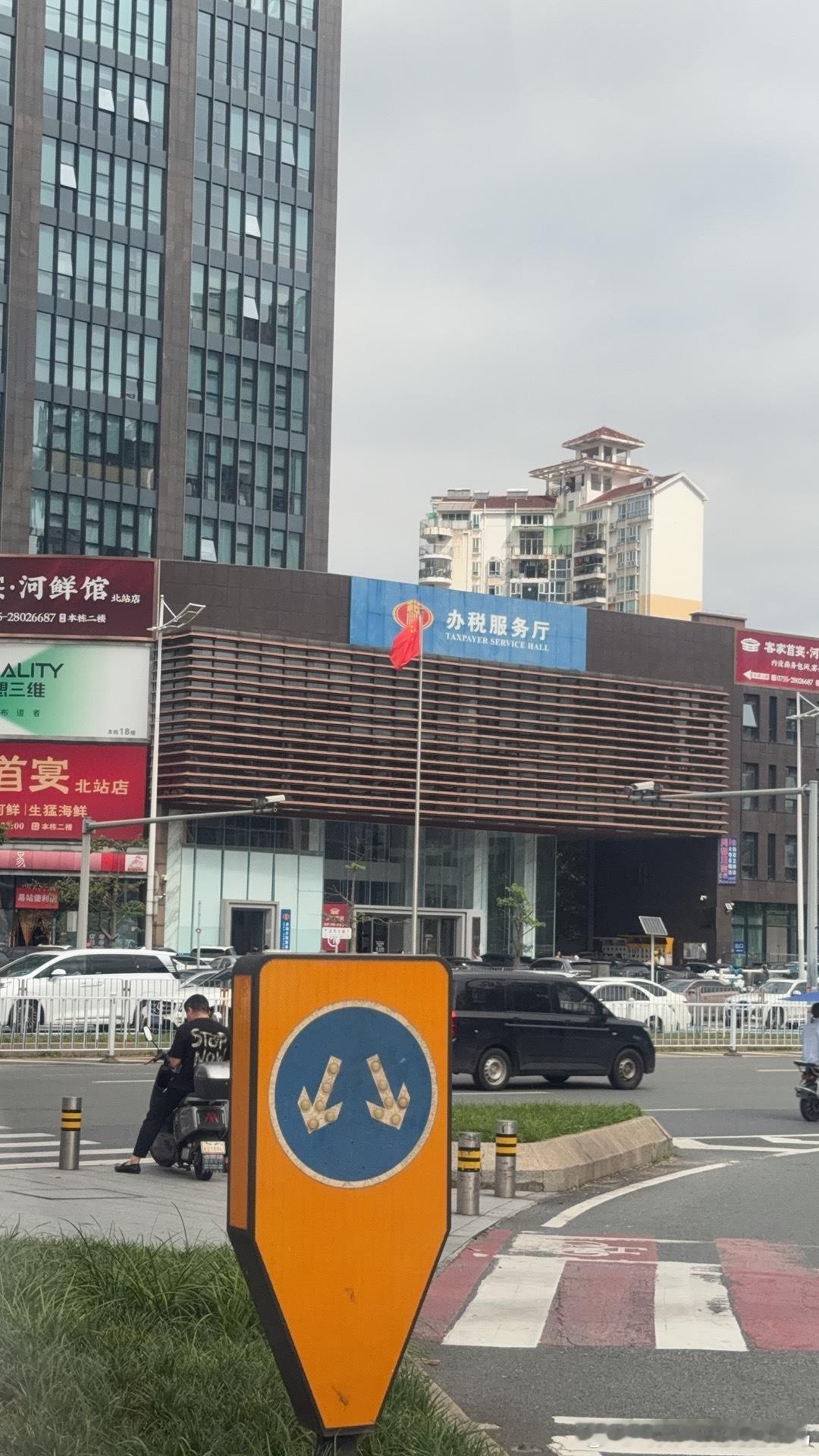 坐车一小时，办事两分钟[允悲]来不及感受城里的繁华了，我要回去捅主任！ ​​​