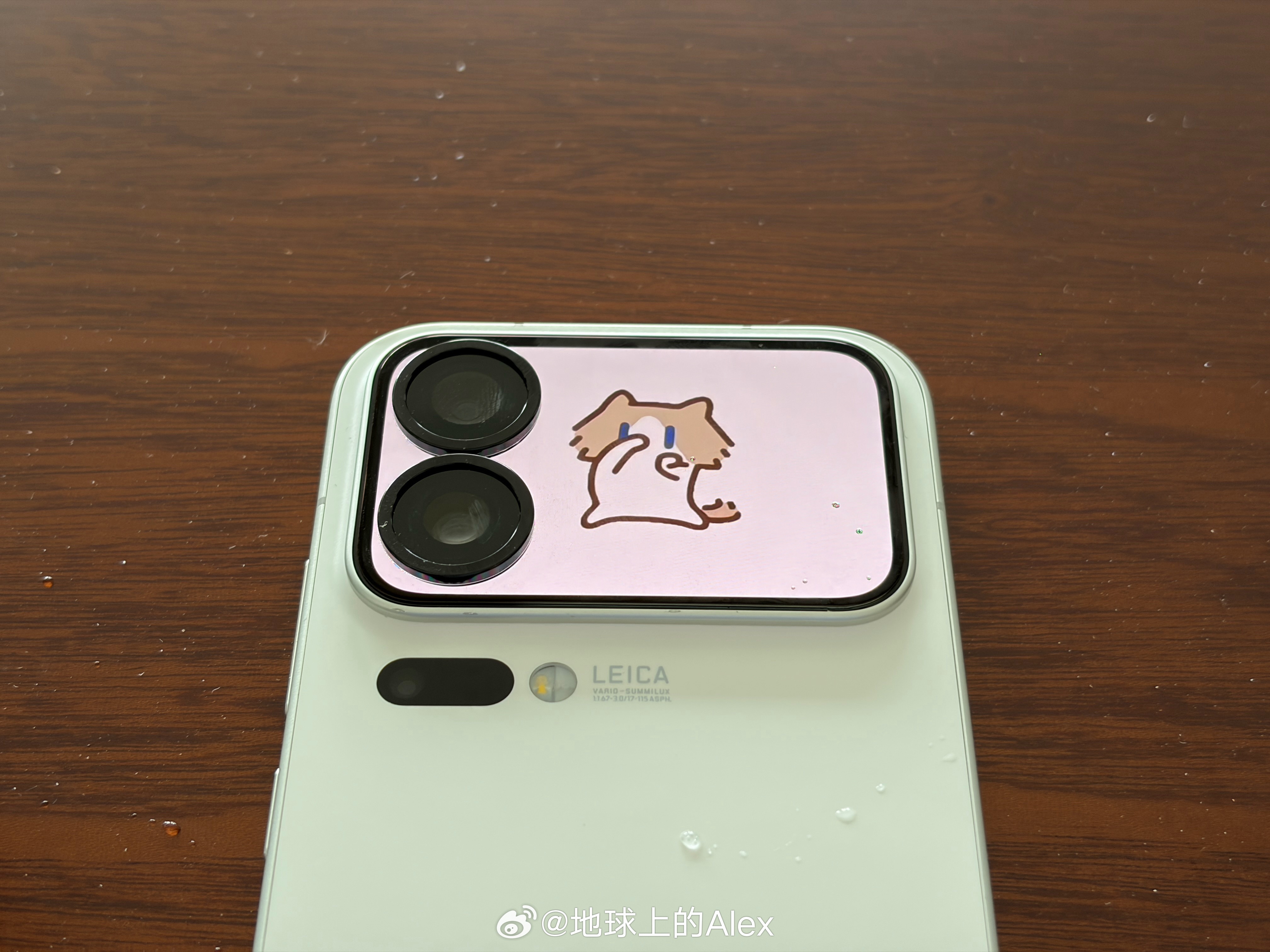 最近用小米17 Pro依旧认为这个背屏是一个非常有趣的设计不知道下一代还会不会保