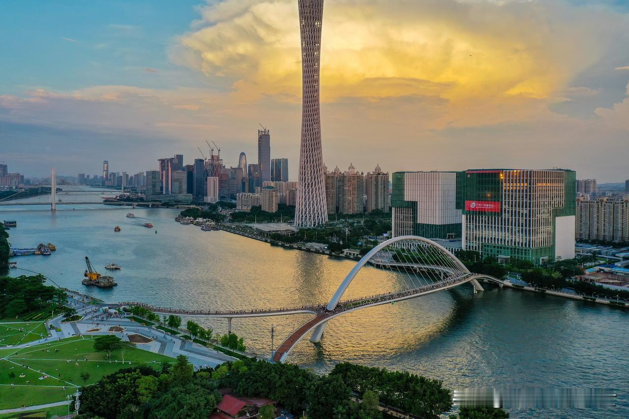 霍汶希：海心桥太美了金牌经纪人霍汶希晒海心桥美照，发文盛赞“太美了”！灯火璀璨的