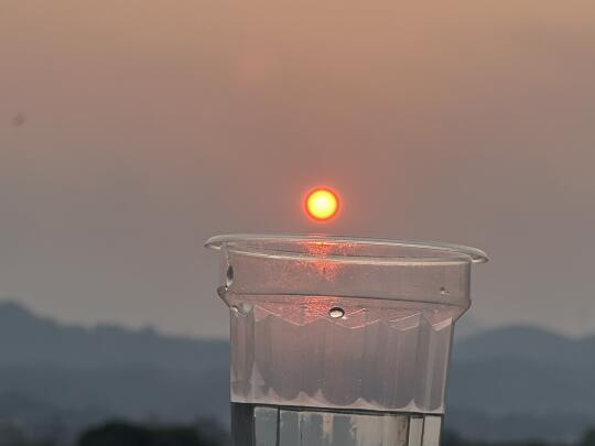 最近很火的一段话：“在无法重来的人生里，请尽量 快乐。被爱当然很好，没...