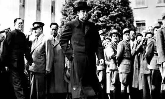 1954年，日内瓦。一个穷得叮当响的国家，派出了一个“贵气逼人”的代表团。 全世