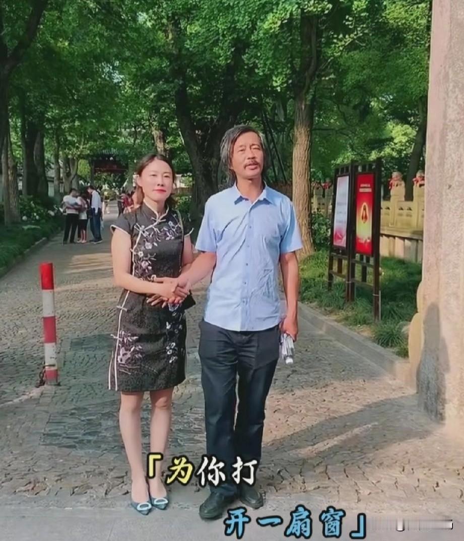 沈巍为沪剧传播做出了伟大贡献，他演唱的《为你打开一扇窗》，就用最接地气方式把沪剧