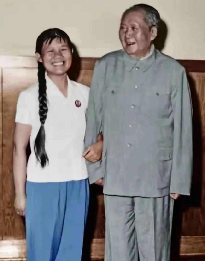 第一次见到毛主席的小姑娘，笑的多开心呀！