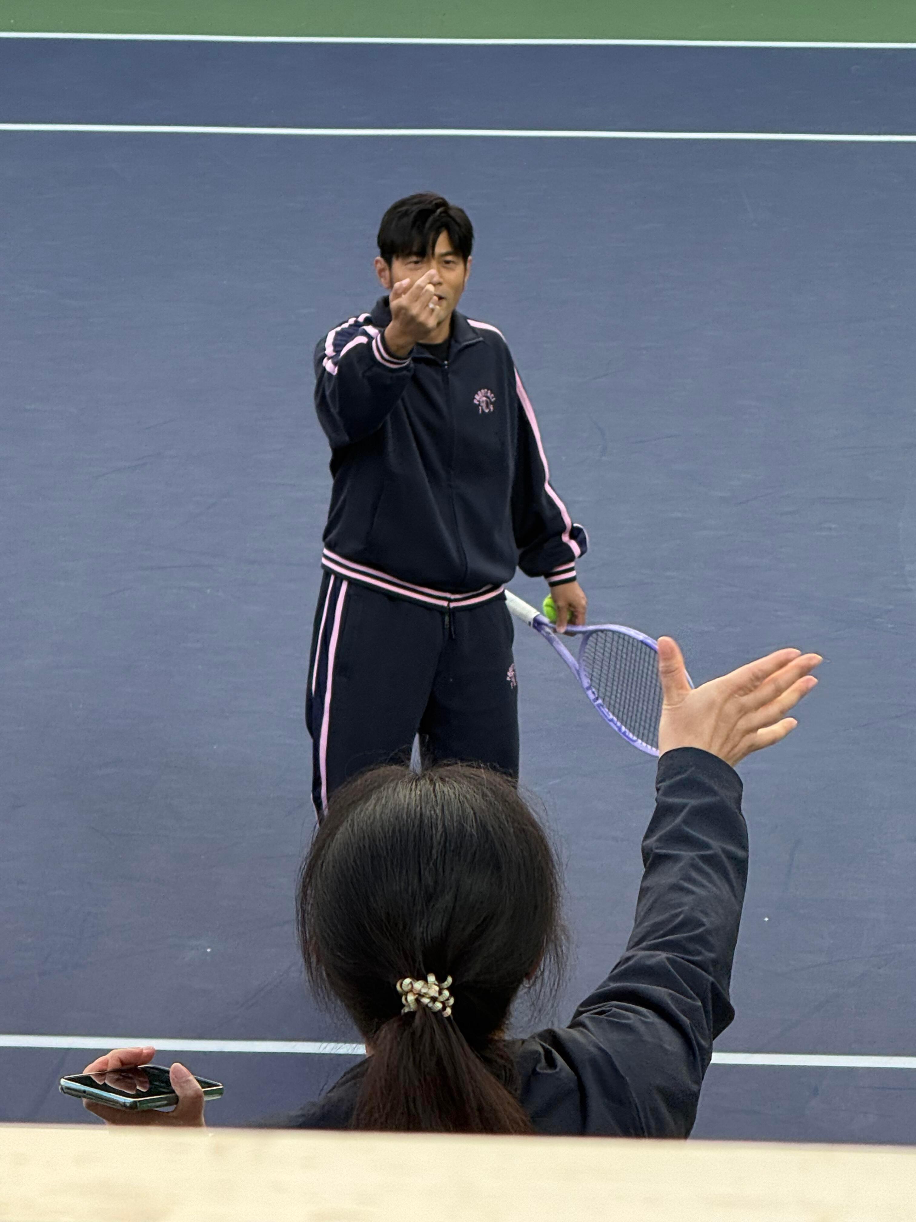 [doge][抓狂]周杰伦现场挑人下去打球🎾！我不活了 ！ ​​​