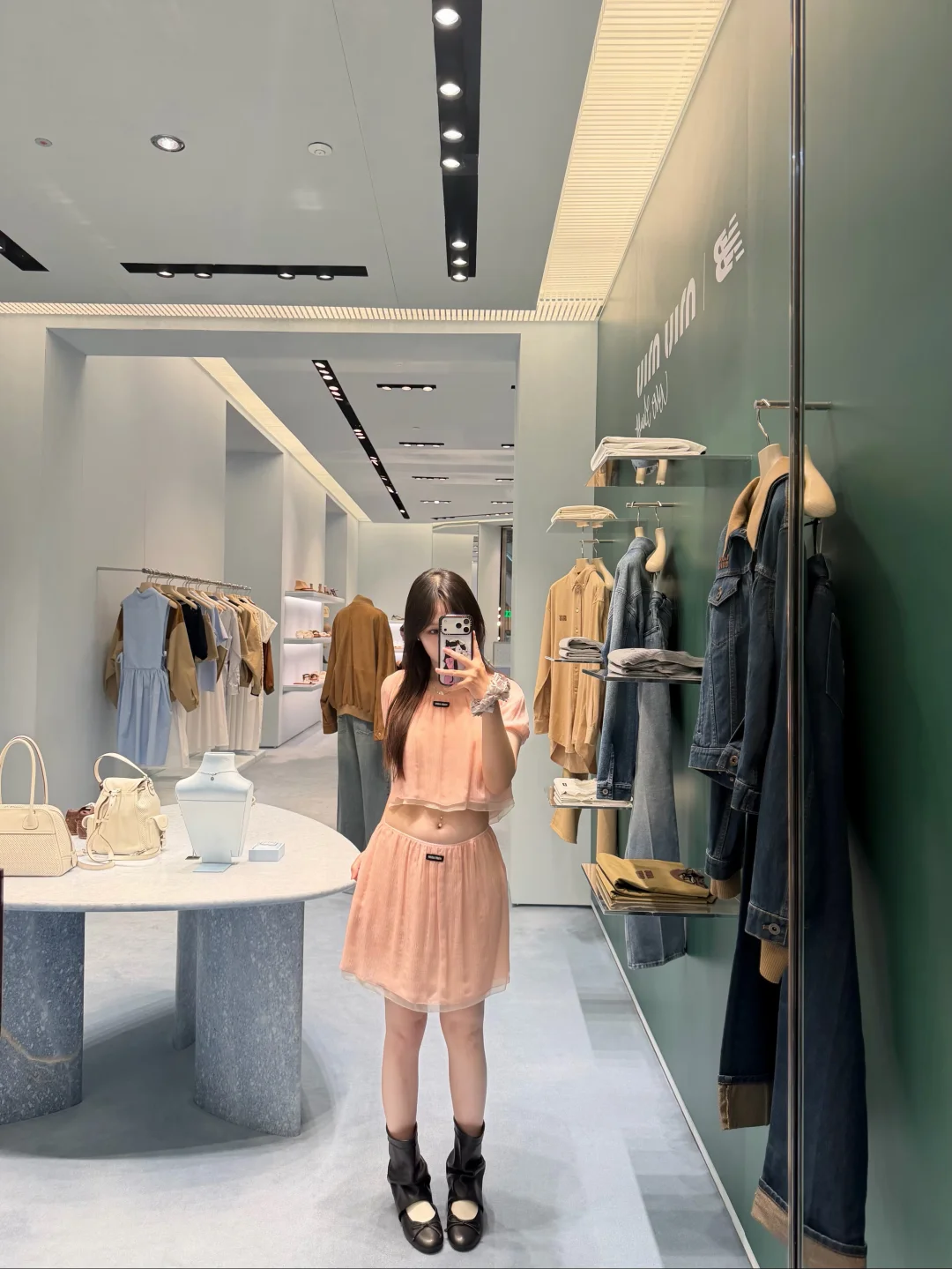 再冷漠的女人收到老公送的miumiu也会笑出声 最后还是选了粉色套装和...