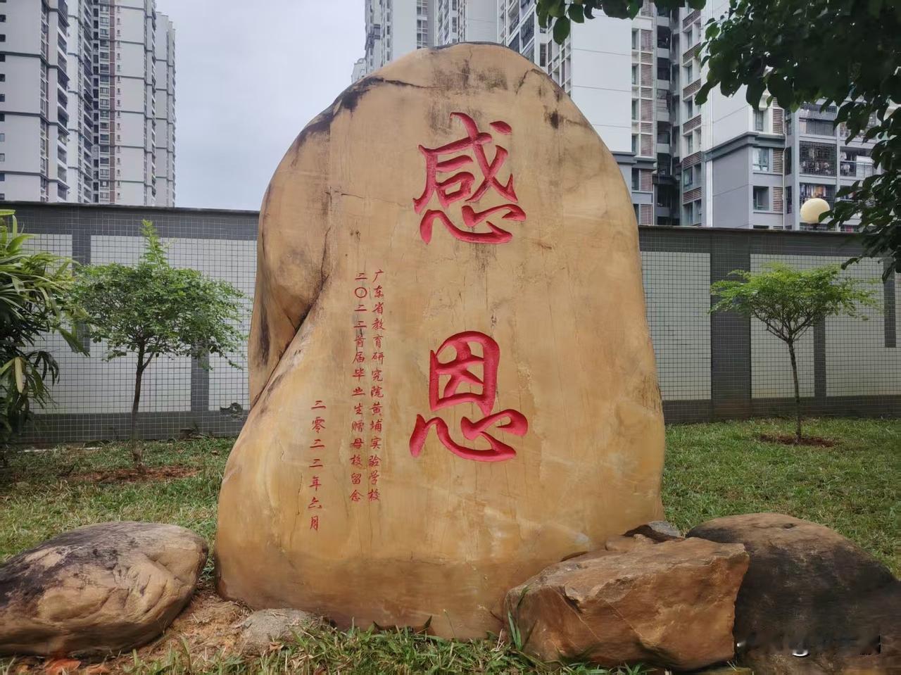 当孩子有情绪时，父母应该怎么办？
先说一个最管用的办法：什么也别“办”。
你是不