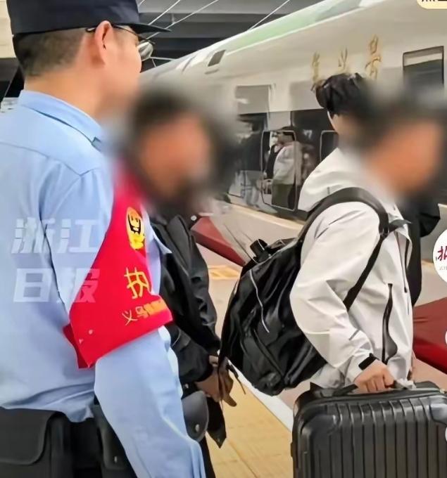 刷到义乌东站这对打工兄弟的视频，直接看哭了！

5月2日浙江义乌东站，一对打工兄