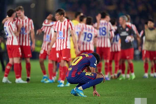 诺坎普的夜，彻底凉了。
 
4月9日凌晨3点，欧冠1/4决赛首回合，巴萨主场0-