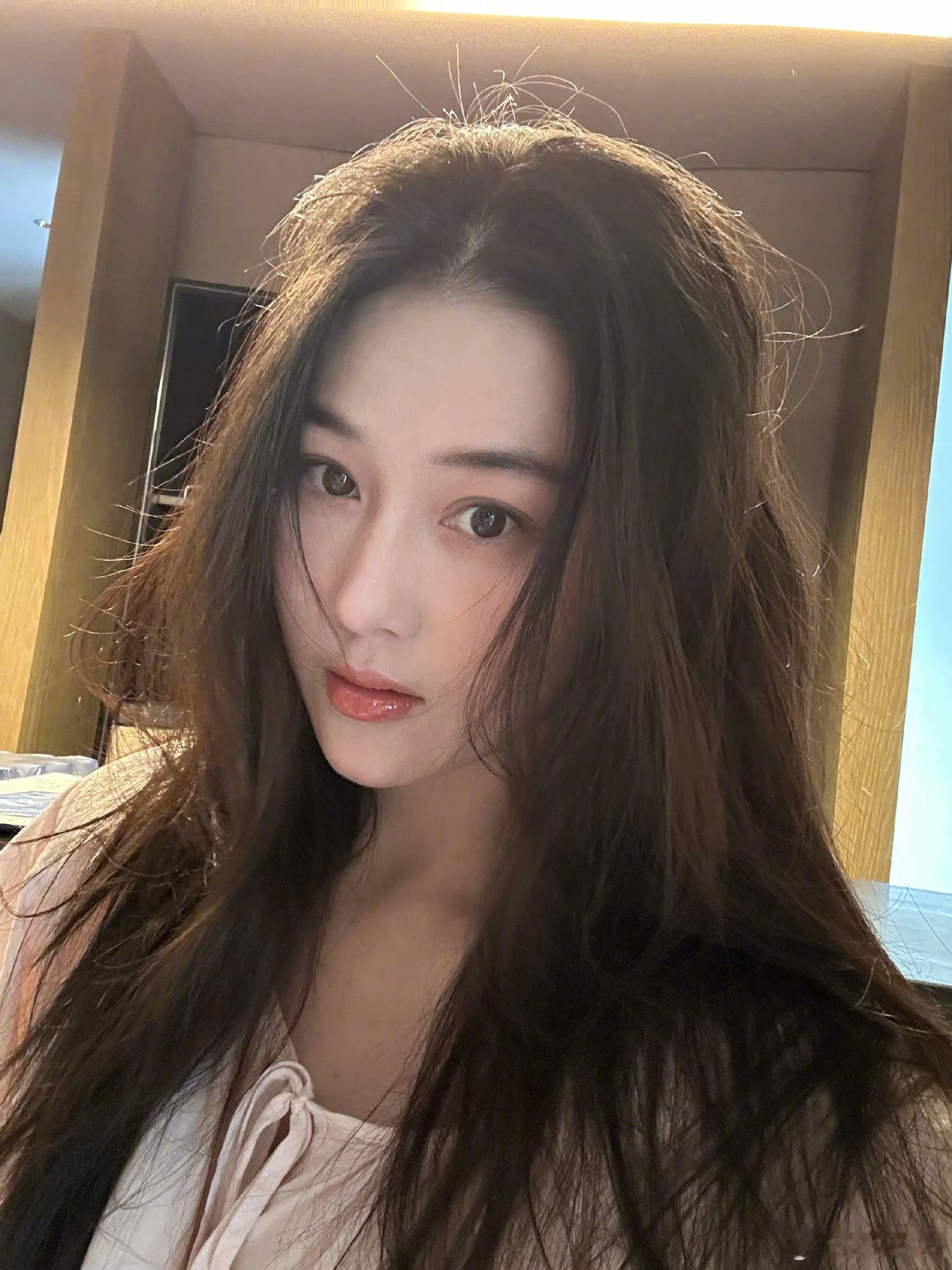 张馨予七夕自己化的妆哎，是不是要出门过节了呢[doge]，这个妆看起来好清透，有