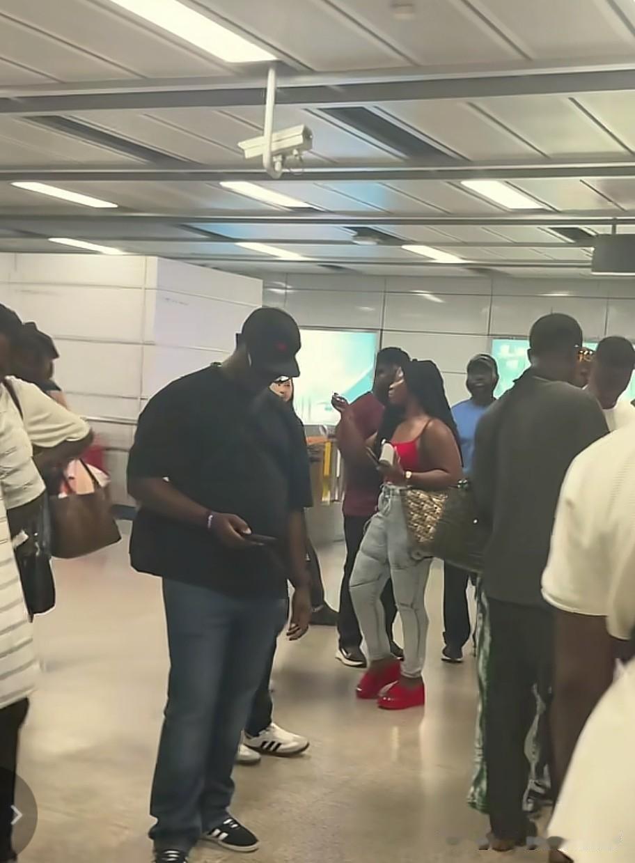 有人高兴了。华夏这么好的基因，终于要被彻底染黑了。

在日本被大价钱请出去的黑人