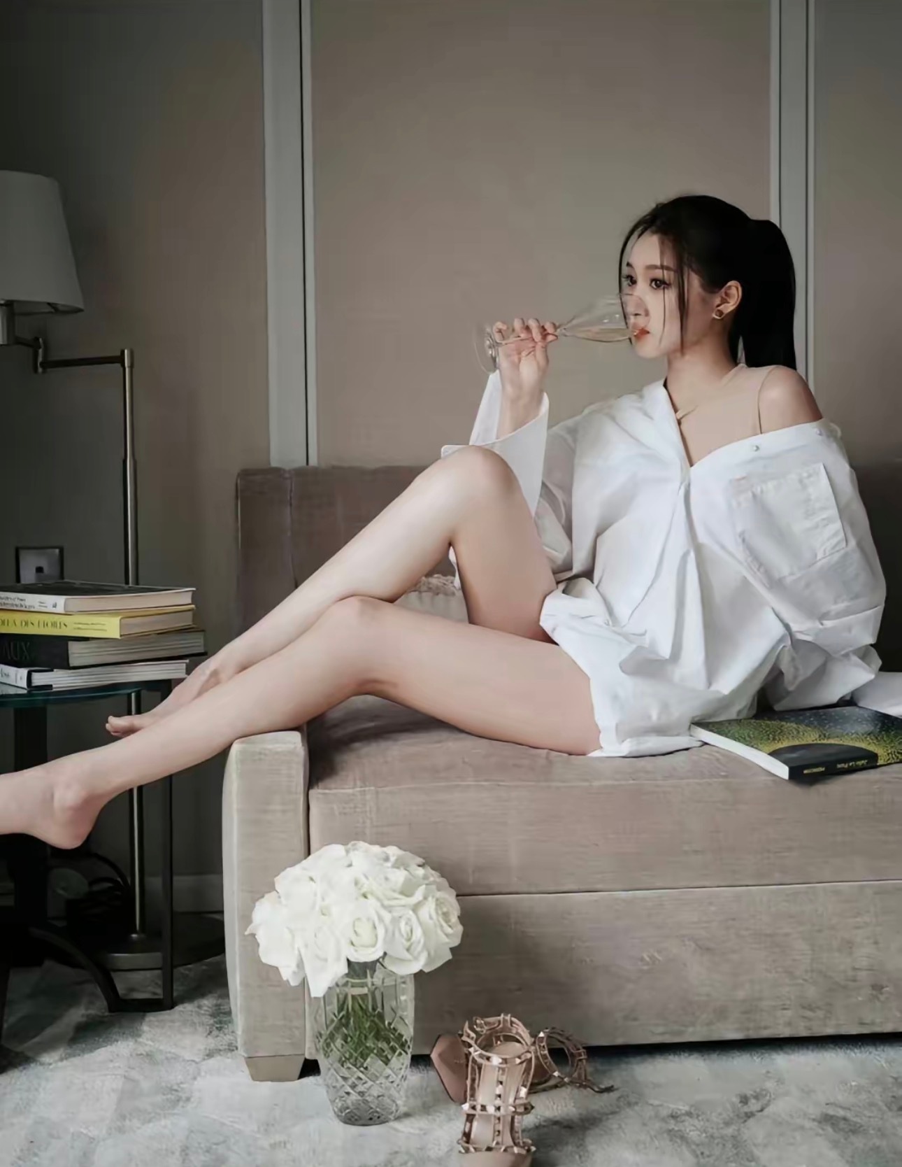 就这大长腿都快长到司晓迪的脖子了！ 咱也不知道那个鹿咋鬼迷心窍就喜欢上那个司晓迪
