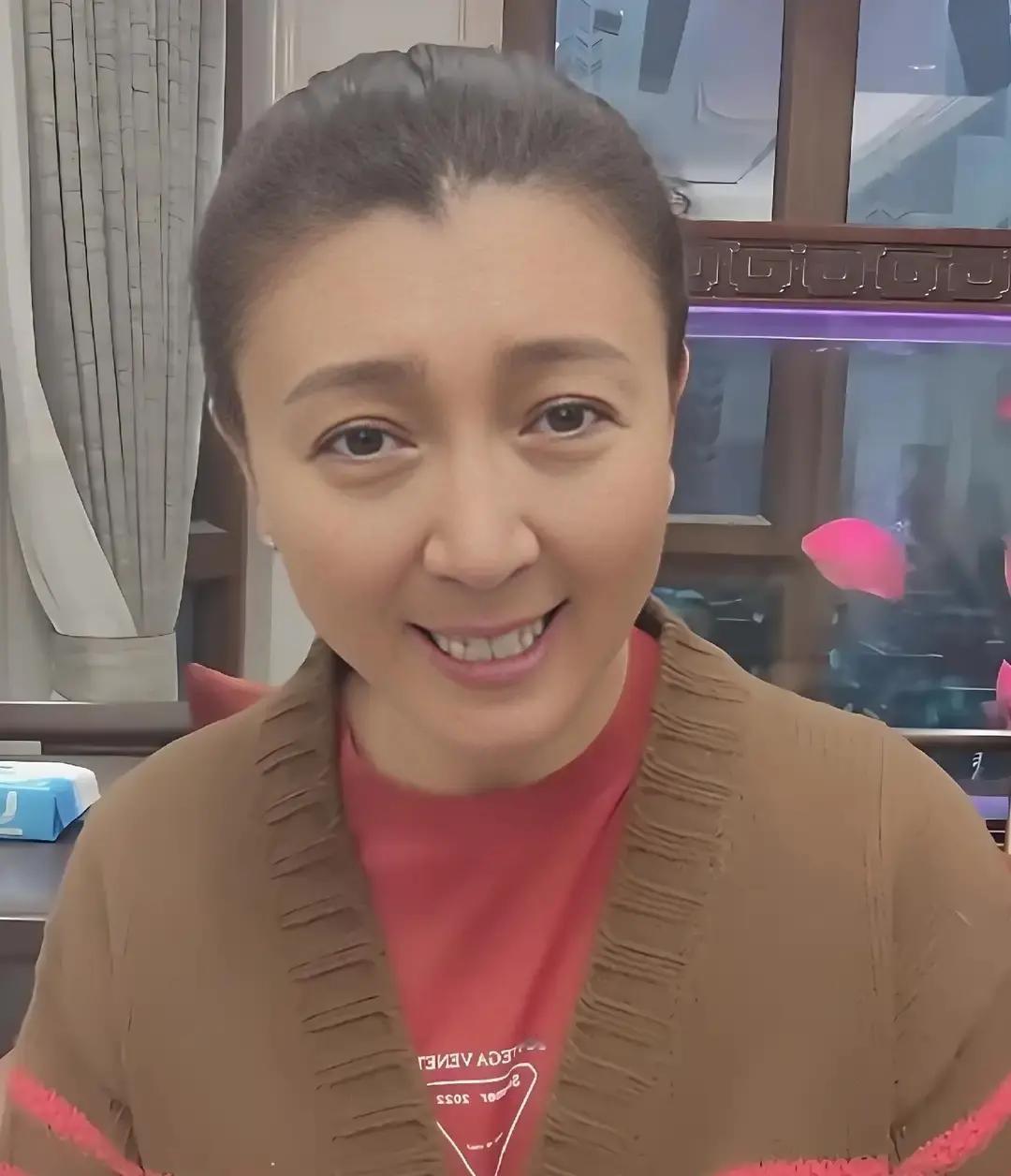 闫学晶一件毛衣一万二，转头就在直播间哭穷。
这演技，全用在生活里了？
哭穷和炫富