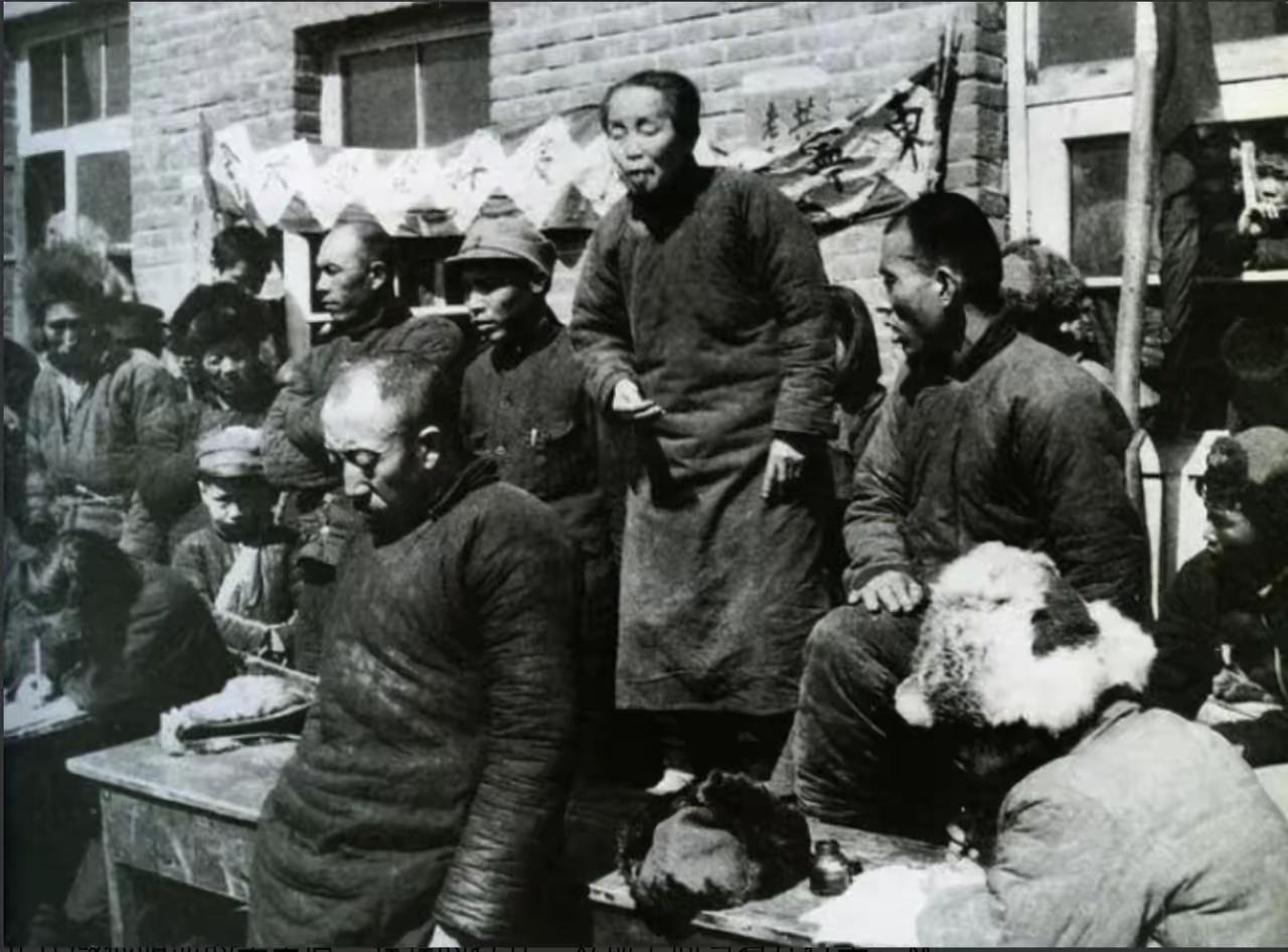 1950年，甘肃土改时，一名压榨百姓的地主被清算。临刑前，他突然挣脱身边人，拼命