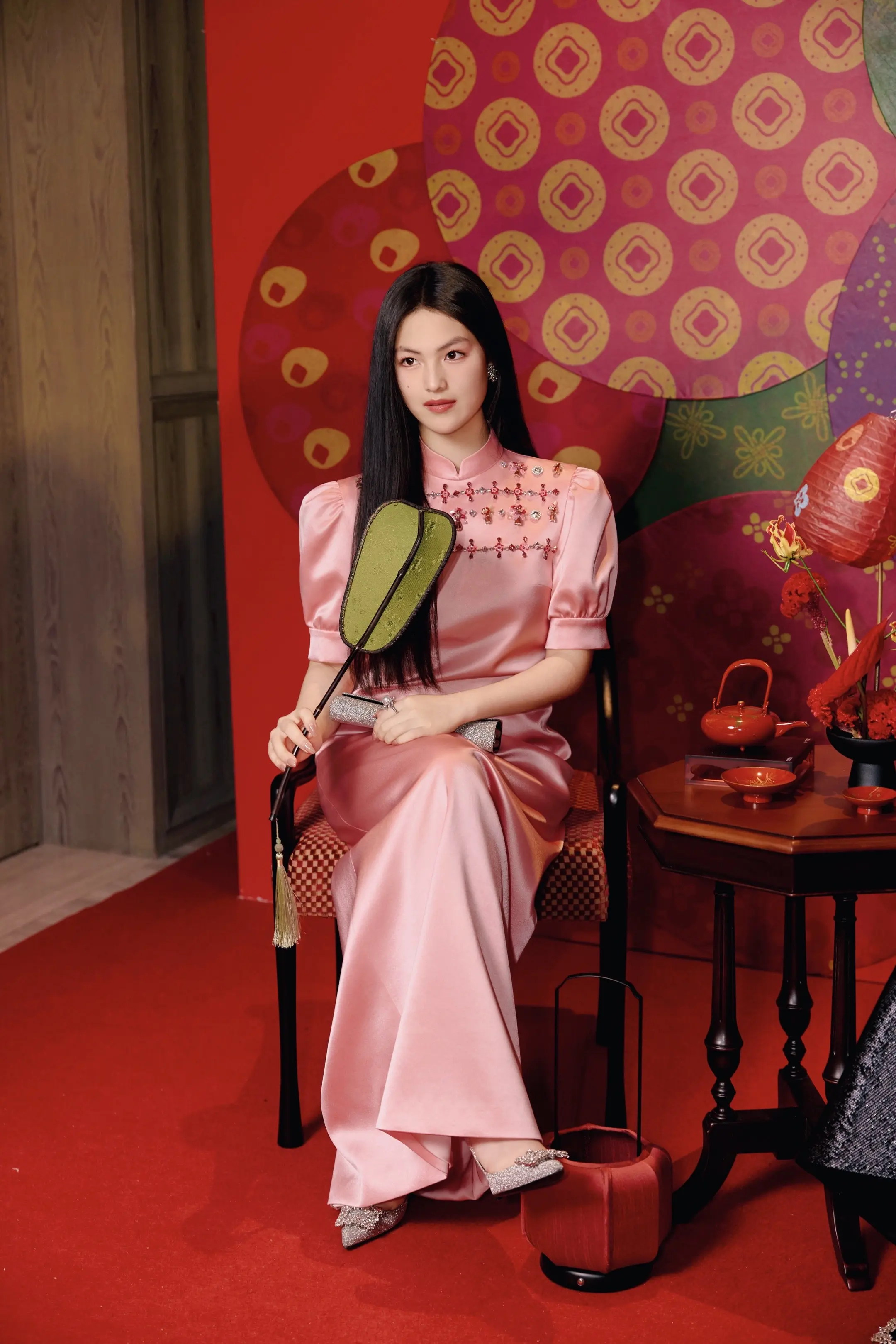 王诗龄中式旗袍穿搭，很有气质 