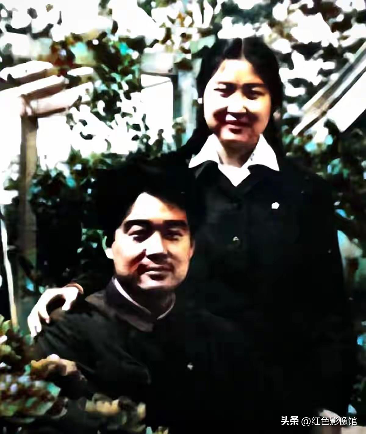 图中两人是李敏（站立）与丈夫孔令华，拍摄于上世纪60年代，这张是黑白原版修复上色