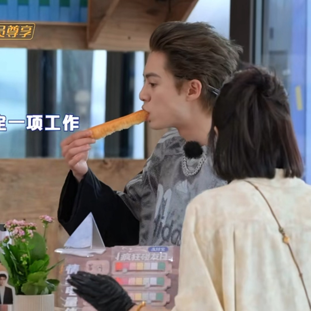 脸太小了显得这油条好粗壮 