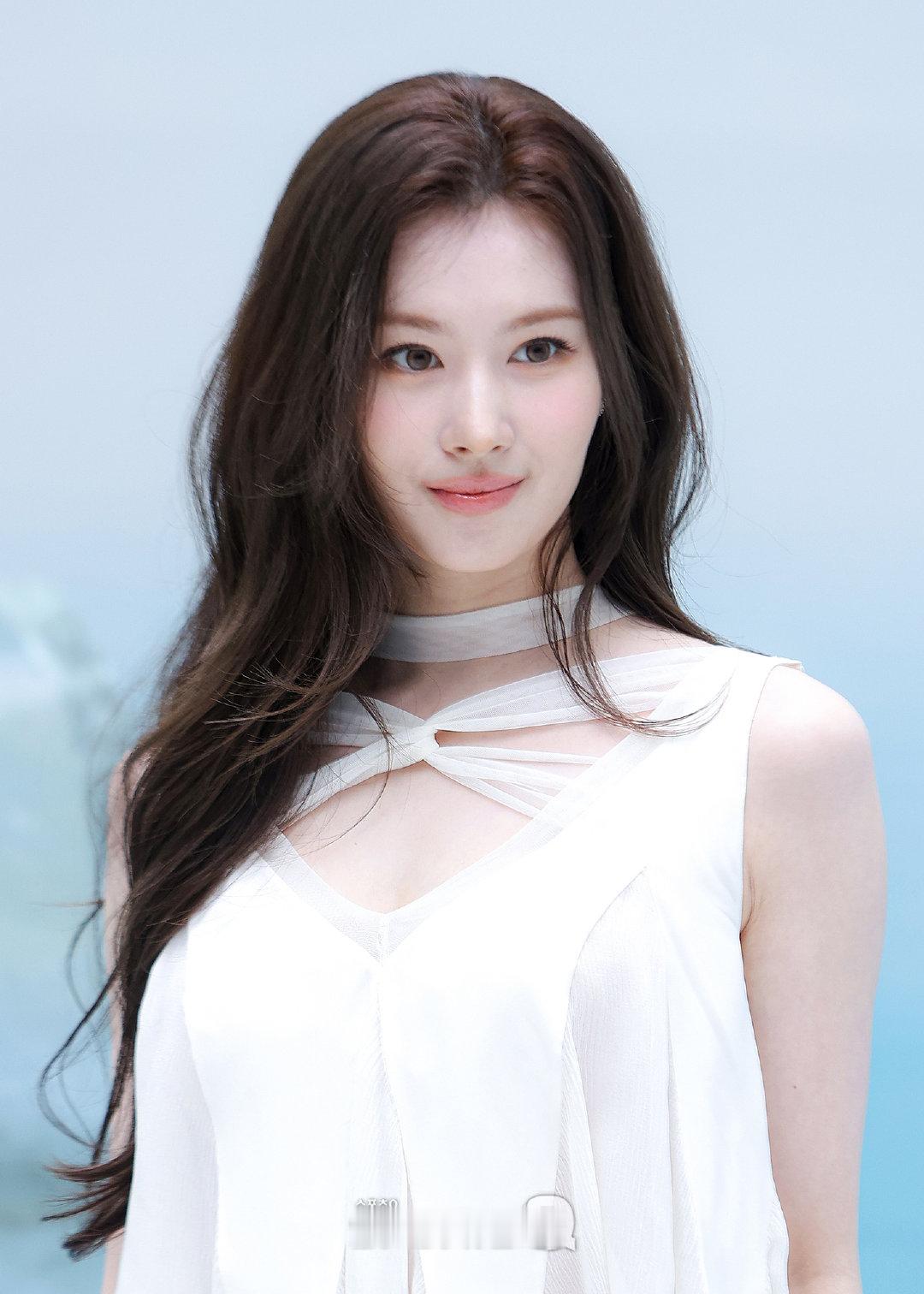 SANA新闻图也美得权威 韩媒生图认证美貌！SANA白色套装造型清爽大气，微卷发