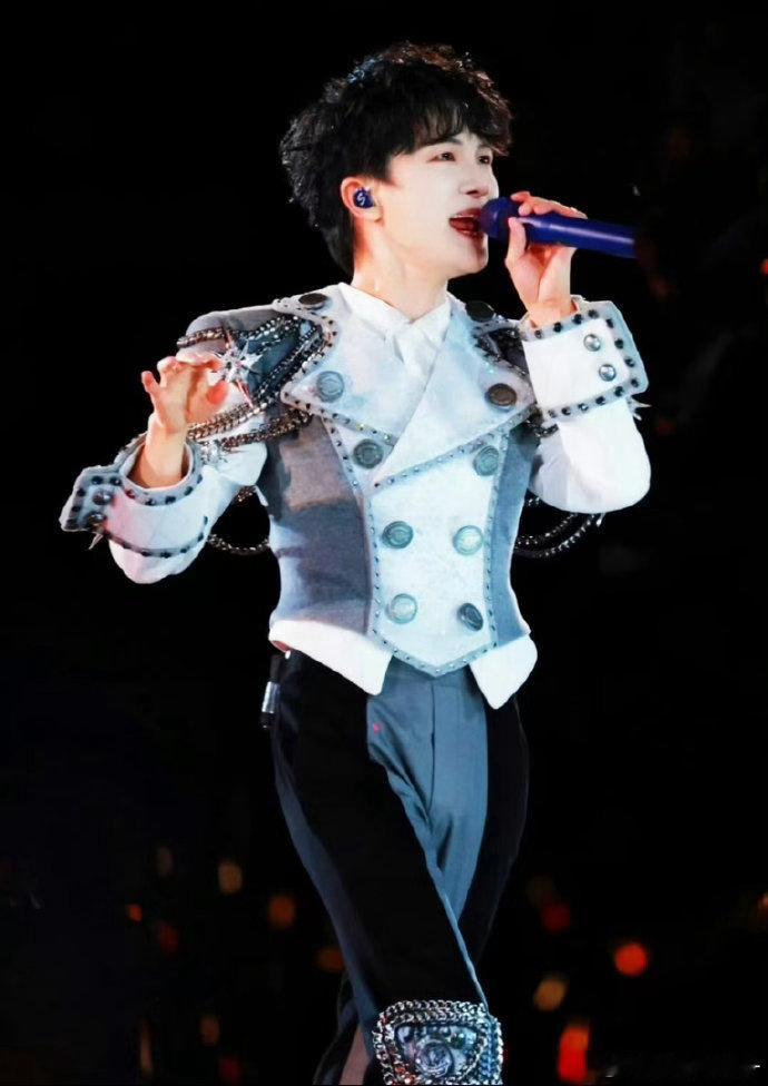 周深四渡主题曲渡首唱周深舞台感染力十足，细腻婉转的唱腔格外戳人，句句直抵人心。听