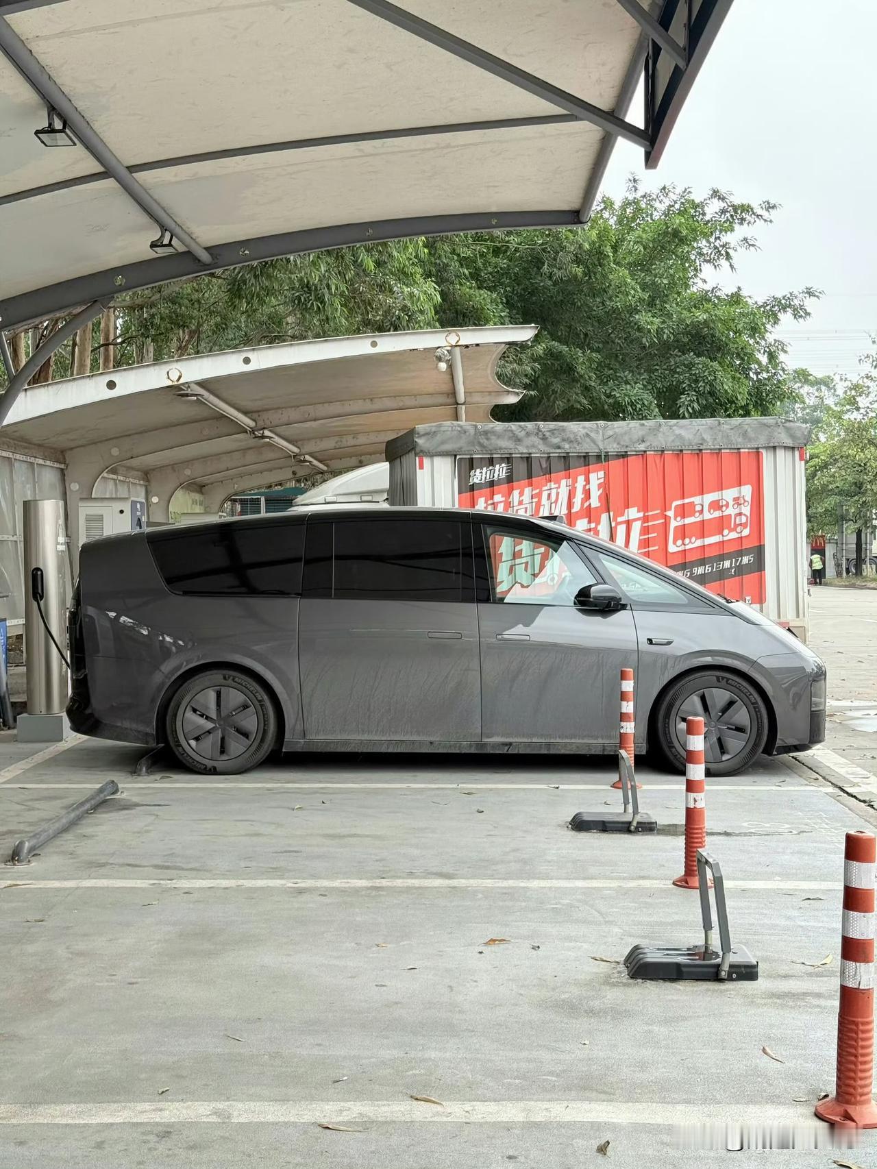 最近看到理想给我推送最新的系统，
今天马上开理想mega出来试试，
辅助驾驶提升