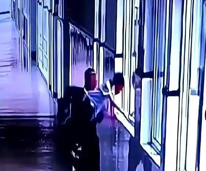 把林老师送进去的家长，再曝林老师有偿补课，这一次他遭反噬了。
这起事件反映出当前