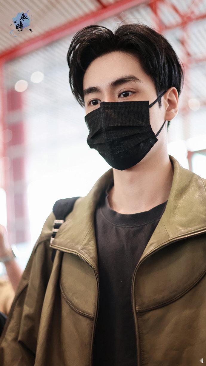 胡一天依旧耳背 胡一天的机场日常又来了！被问去北京想吃啥，他认真回答“想吃点苦”