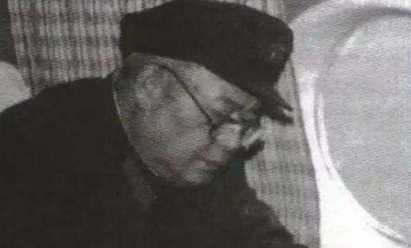 1966年，杨尚昆被错误关押在监狱中，严重的低血糖让他多次濒临死亡，正当他绝望之