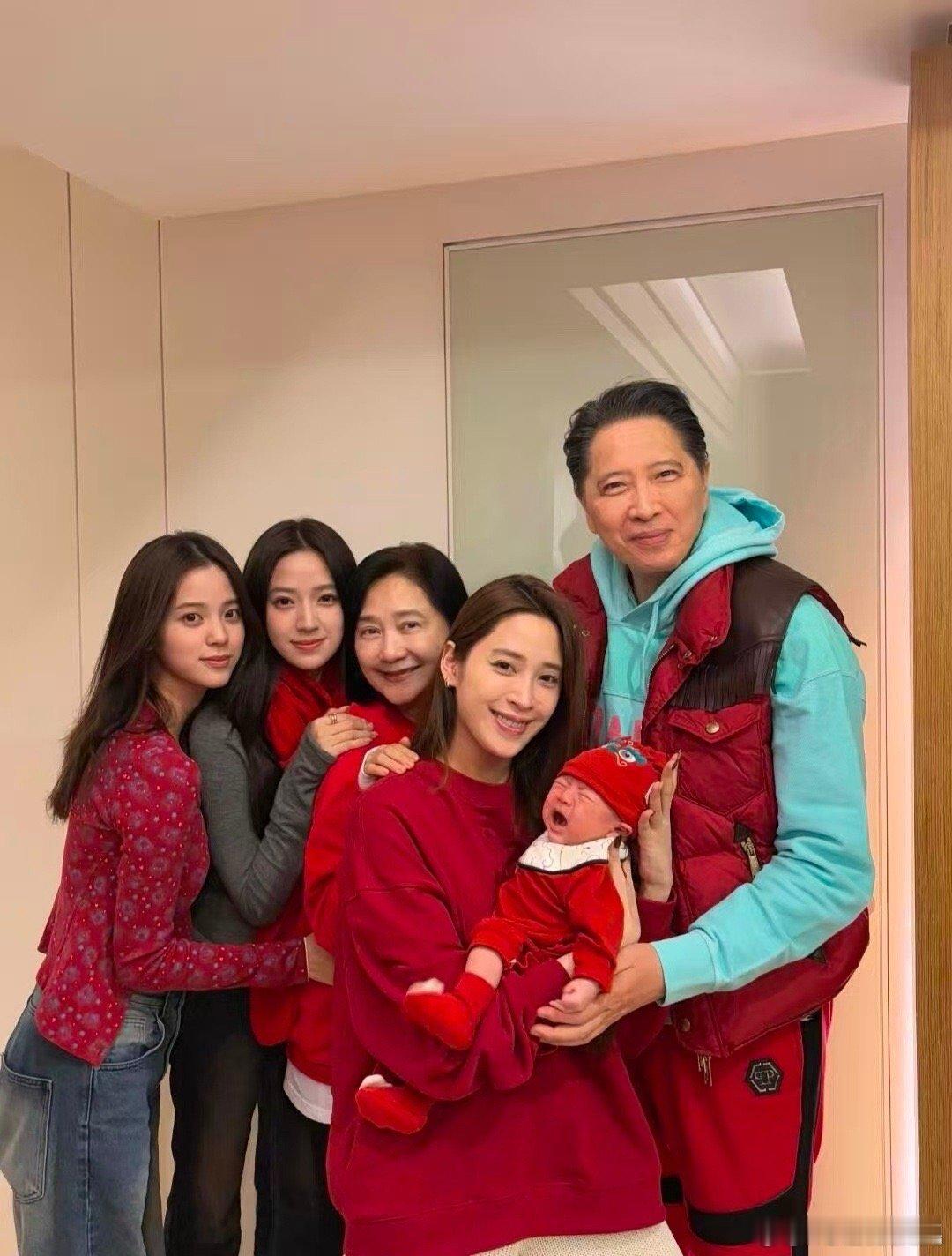 欧阳娜娜25岁的她已然活成了许多人心中向往的模样。那是一种自信从容的姿态，一种对