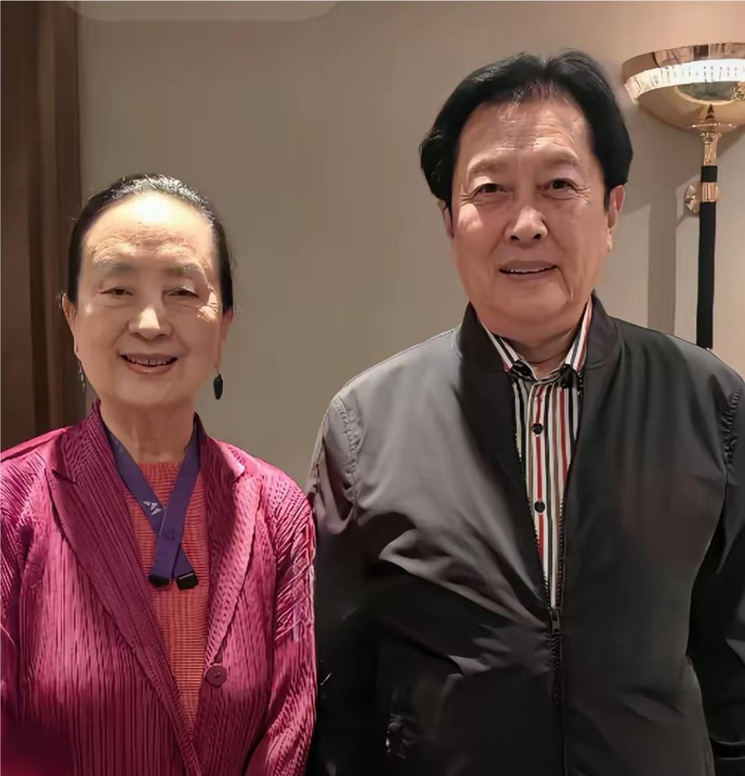 两位曾经也是帅哥，靓女，如今也是迟暮了。