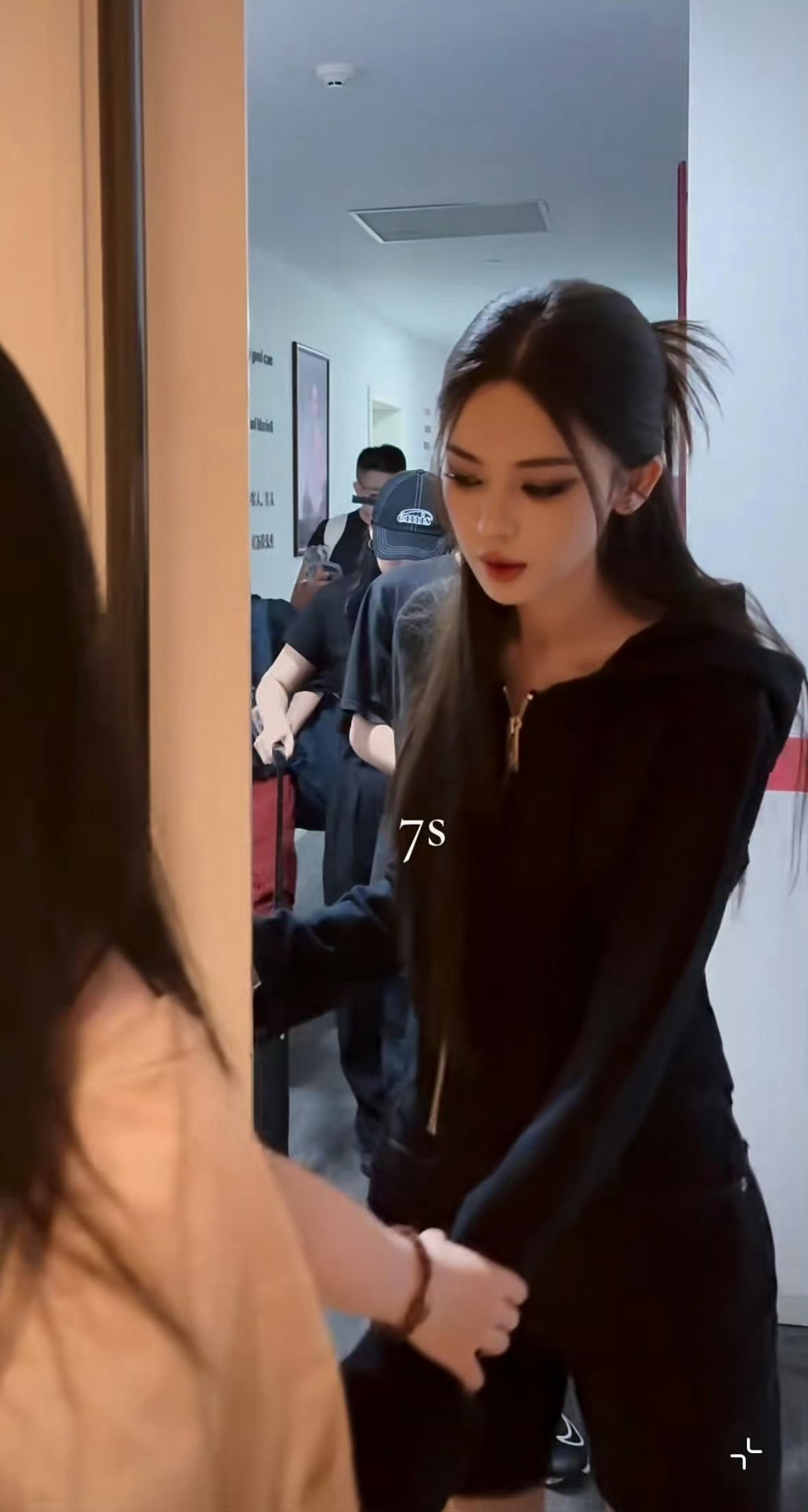 谁懂娜扎这种大美女的质感娜扎大美女的质感自带浑然天成的美貌优势。素颜感日常状态，