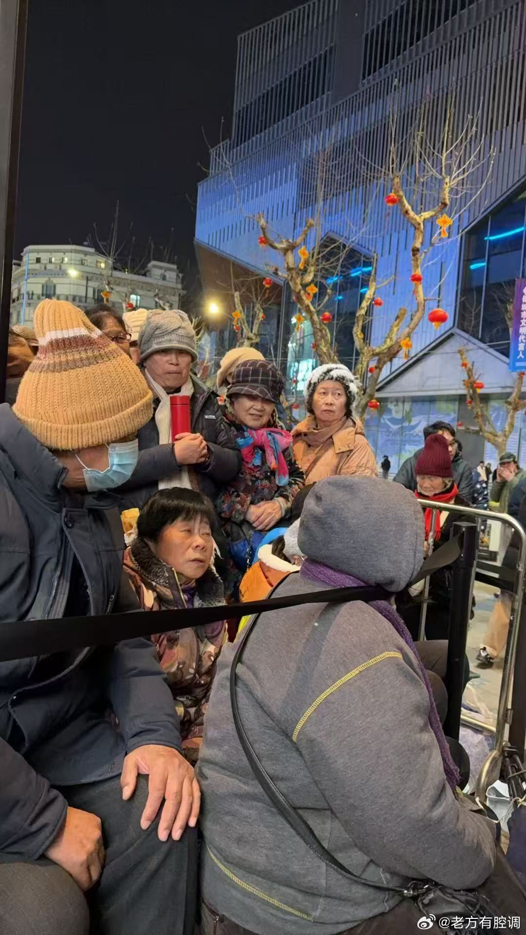 哈哈哈于汉超订制球衣改线上发售，这些黄牛白排了！（这几个会是球迷）