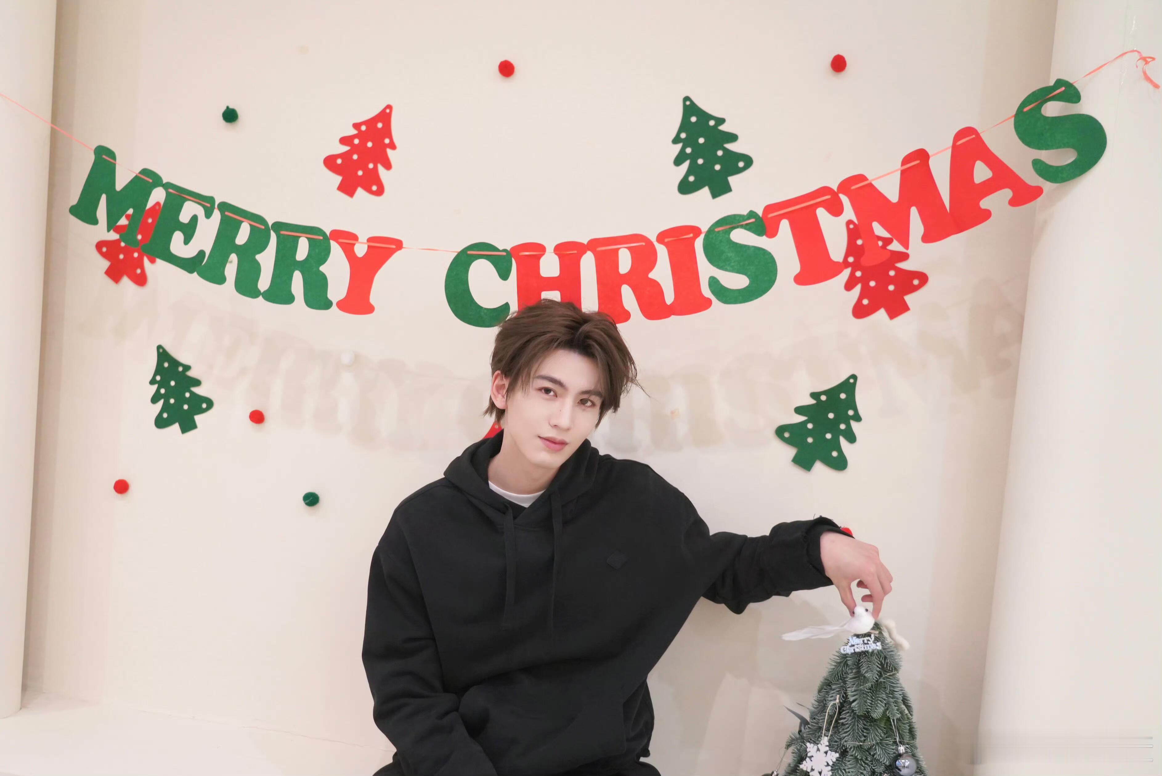 张凌赫  凌赫祝大家圣诞快乐！|圣诞老人能不能把凌赫作为圣诞礼物送我呢张凌赫｜ 