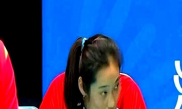 有人在比赛后努力到深夜，不只是拼命，更是在破解对手的套路。

她没有简单回屋，而