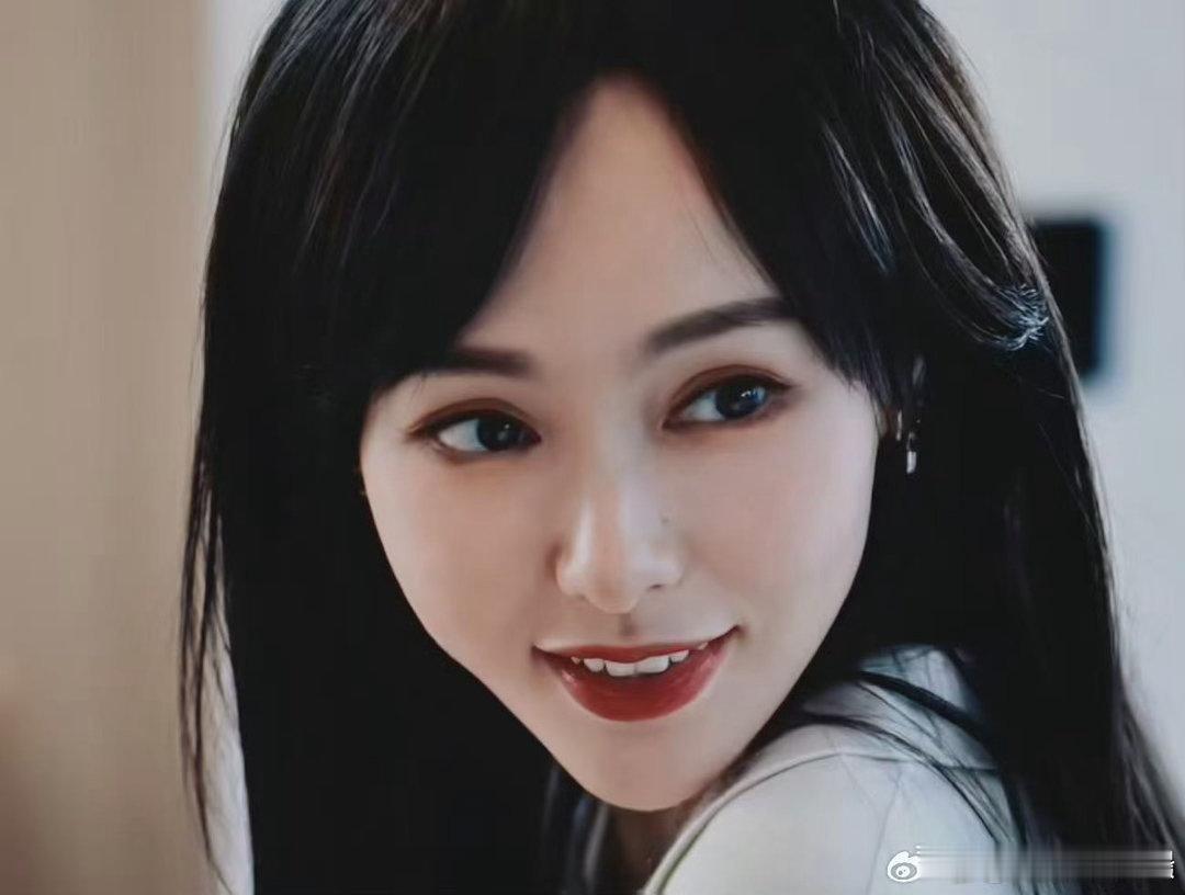 唐嫣10个屏追剧脸快亲上去了被唐嫣的追剧模样狠狠萌到，十块屏幕同步追剧氛围感拉满