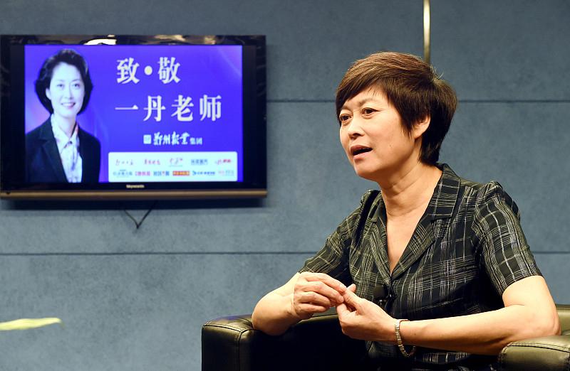 全网都在悼念敬一丹的温柔，我却想说点别的。如果论“敢说”，现在那些在直播间里天天