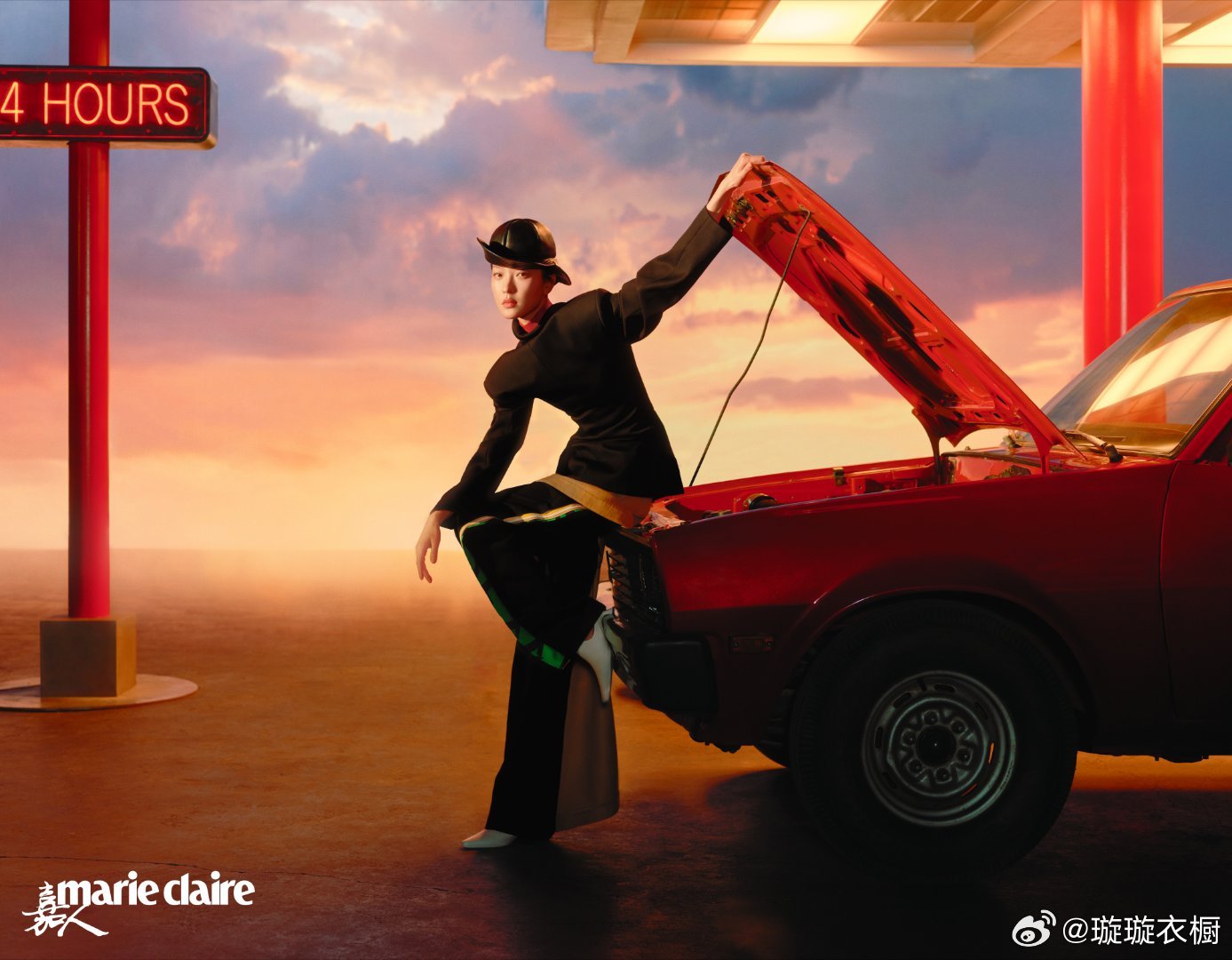 杜鹃黄昏给红车镀上蜜糖色，引擎盖支起慵懒的弧度，裙裾在风里写自由诗行。黑白光影里