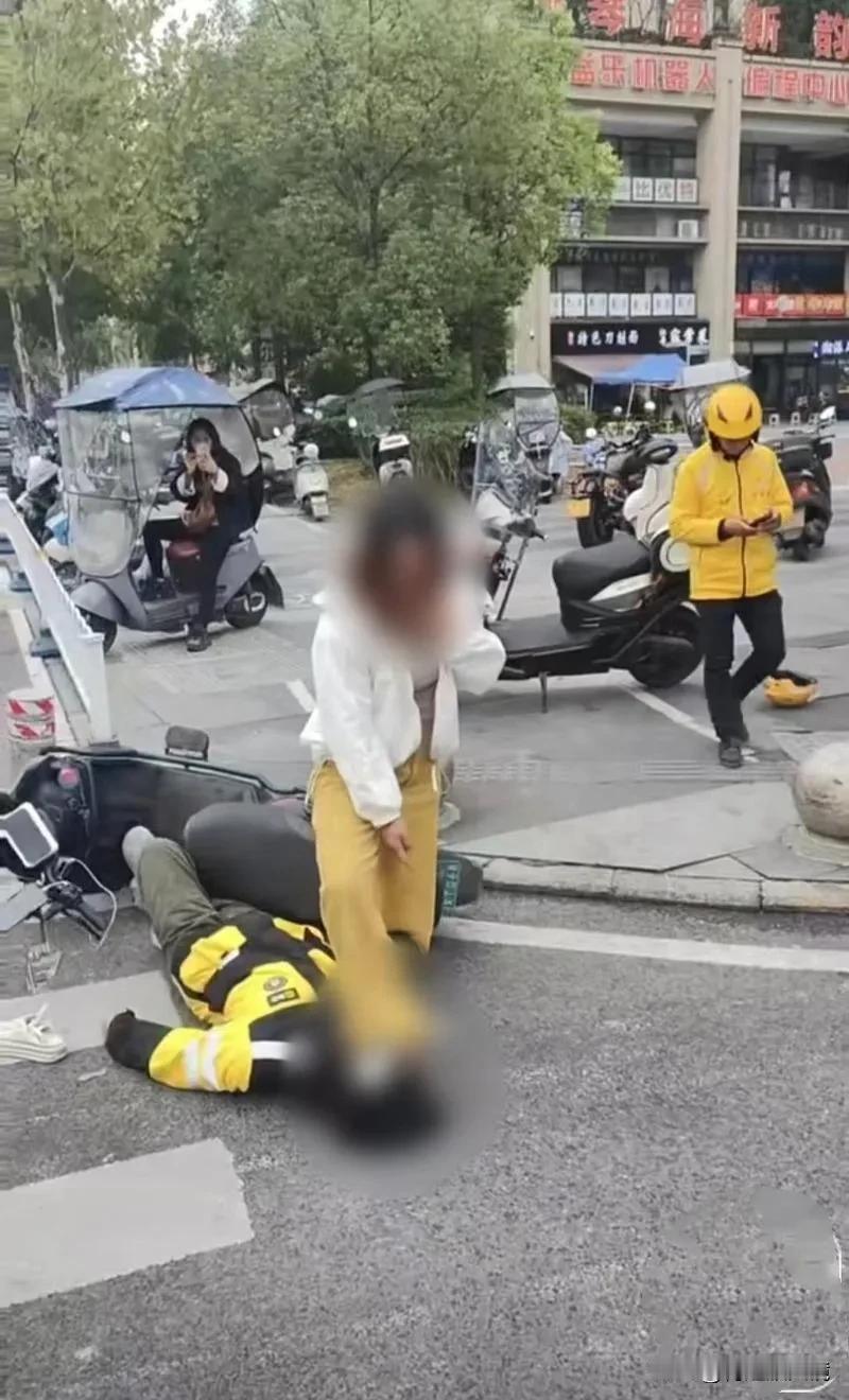 这起事件描述了发生在重庆市高新区大学城的一起令人震惊的暴力事件，其中一名醉酒女子