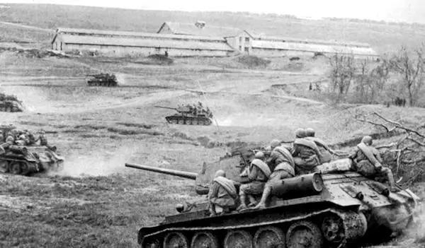 如果把你直接空投到1944年硝烟弥漫的欧洲战场，面前摆着一批二战英军的单兵装备，