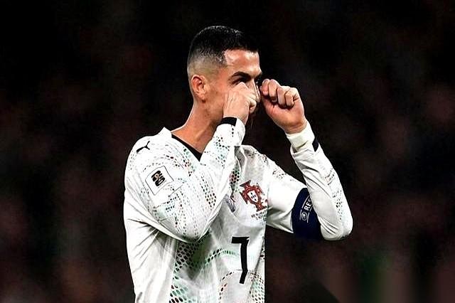 一个肘击，C罗就这么被红牌罚下去了。
我盯着屏幕，说实话，有点懵。
那一下，不像