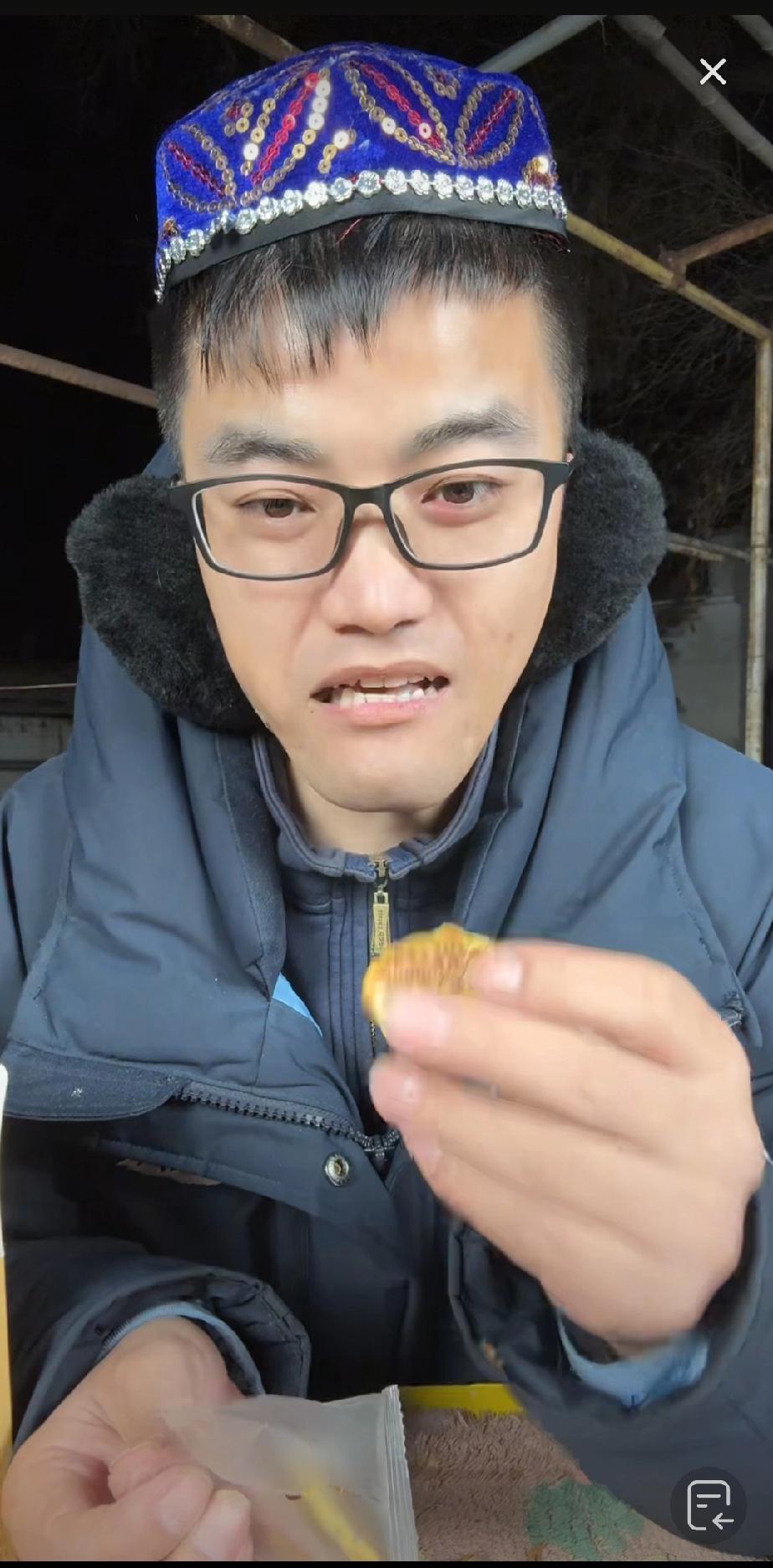 郁豹豹重新振作起来了。此次他来到新疆带货，推销新疆的土特产。直播间里的人气不算高