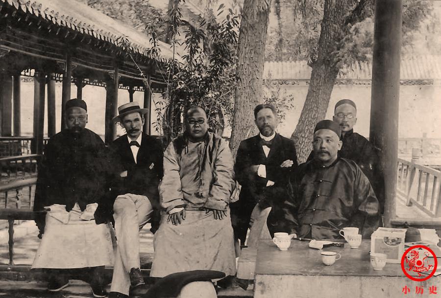 这张照片拍摄于1901年，地点在山东巡抚衙门内，Dr. Hedley摄影。当时巡