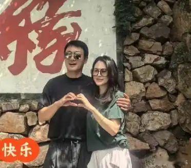 佟大为以及关悦于辽宁大孤山度过七夕节,47岁的关悦看上去衰老了好些, 身形发福了